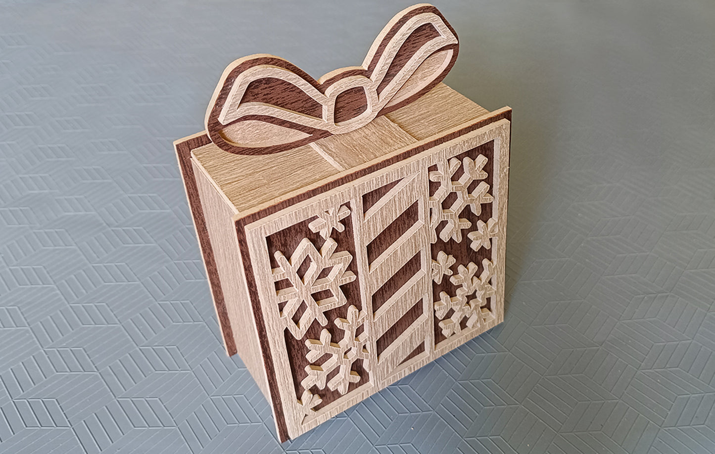 C268-Christmas Box Scroll Saw Pattern - Alex Fox Patterns